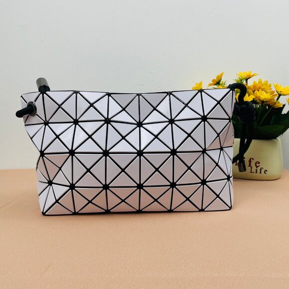 Brand new Issey Miyake white knotted tofu sling bag. - Picture 2 of 11